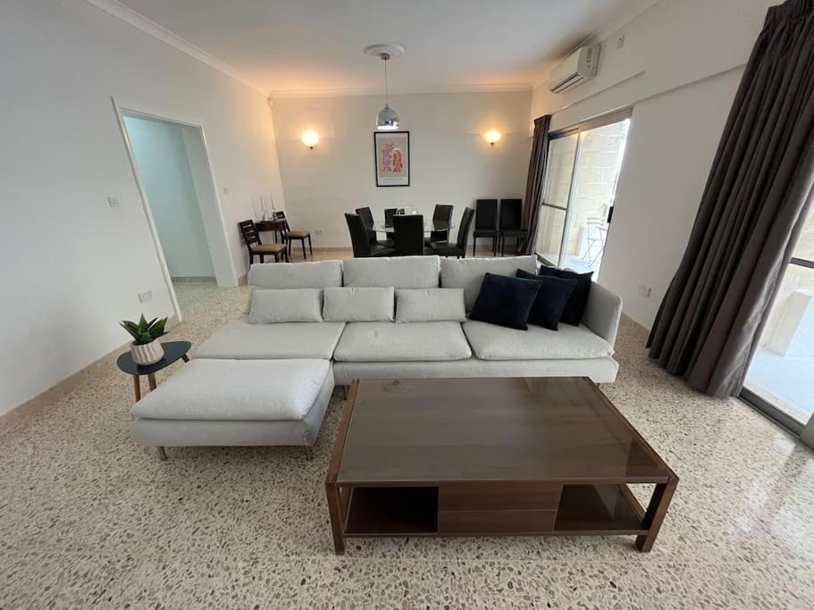 Seaview 3 Bedroom Apartment In Слима Екстериор снимка