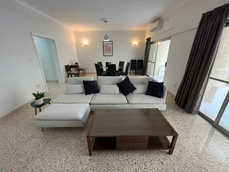 Seaview 3 Bedroom Apartment In Слима Екстериор снимка
