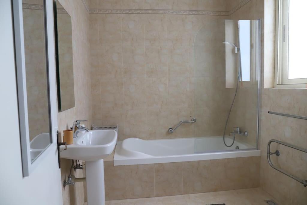 Seaview 3 Bedroom Apartment In Слима Екстериор снимка